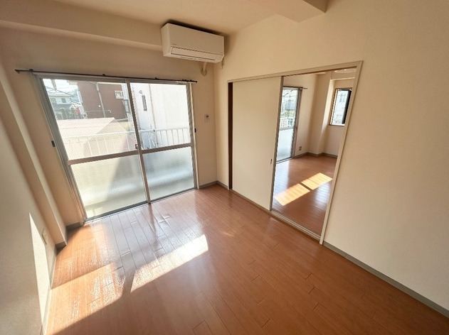 その他部屋・スペース　広くて明るい寝室