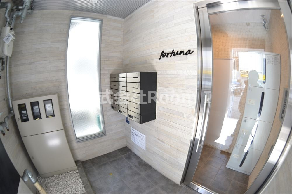 エントランス　落ち着いたエントランスです