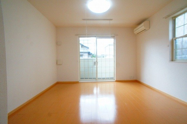 居室・リビング　内装は落ち着いています