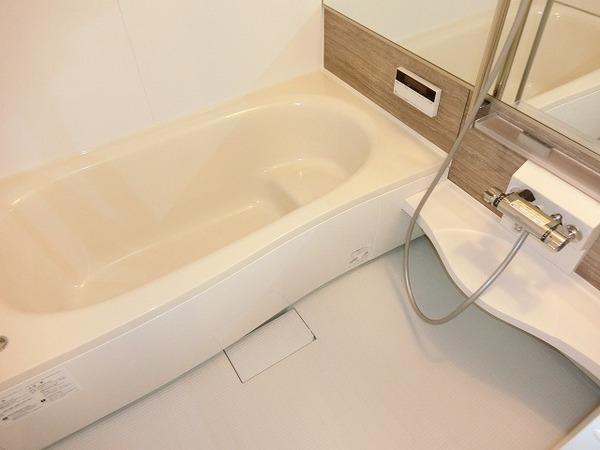 バス・シャワールーム　浴室乾燥機、追焚機能付の広々バスルーム！