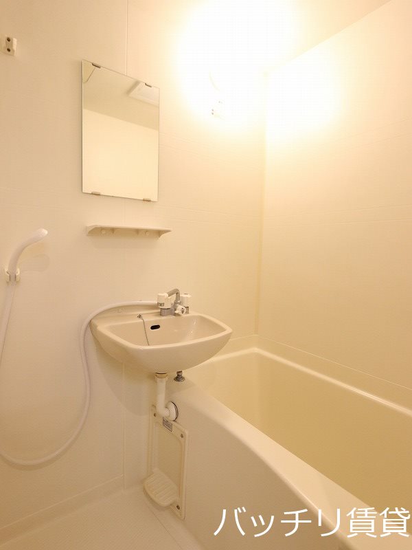 バス・シャワールーム　同型タイプの為、現状を優先いたします。