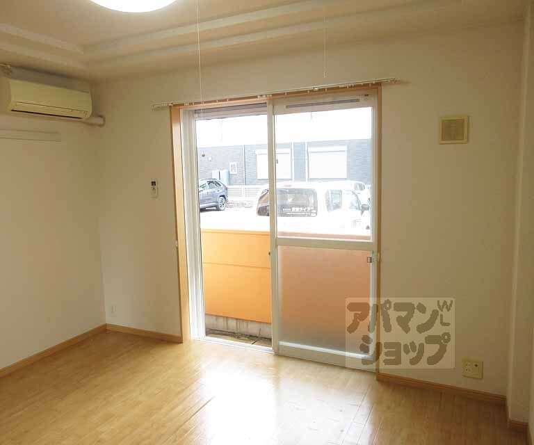 居室・リビング　バルコニーに繋がる窓です！