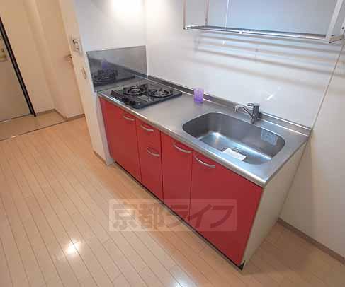 キッチン　二口ガスコンロ付きのシステムキッチンです。