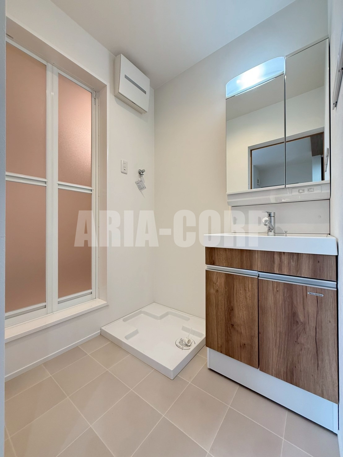 洗面設備　同仕様：ゆとりある脱衣所スペース！独立洗面台です！