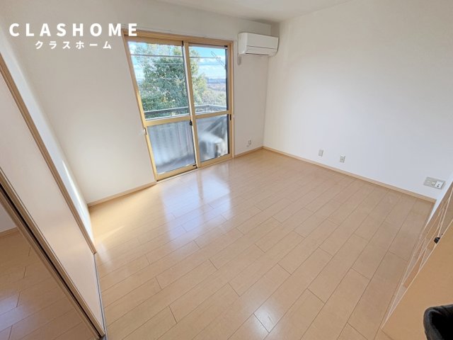 居室・リビング　同物件の別部屋になります。