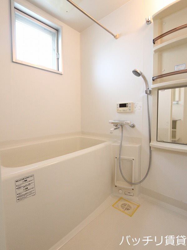 バス・シャワールーム　別号室タイプの為、現状を優先致します。