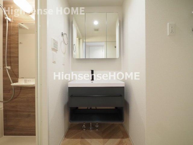 洗面設備　ゆったりとスペースのある洗面所