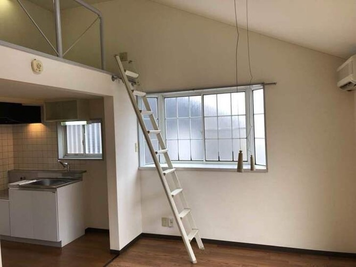 居室・リビング　＊別号室の写真となります。