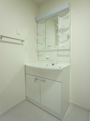 洗面設備　便利な独立洗面台です。