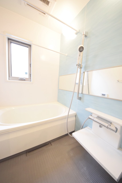 バス・シャワールーム　お風呂に窓