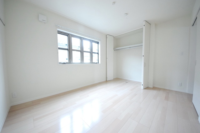 収納　明るい洋室