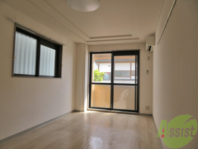 居室・リビング　９帖の洋室です。広々としていますよ。