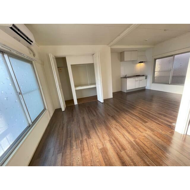 居室・リビング　ＬＤＫ１２帖。フロアタイル。エアコン・クローゼット付き。