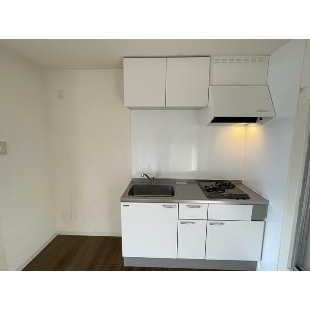 キッチン　２口コンロのシステムキッチン。平成２２年交換。隣に冷蔵庫置場