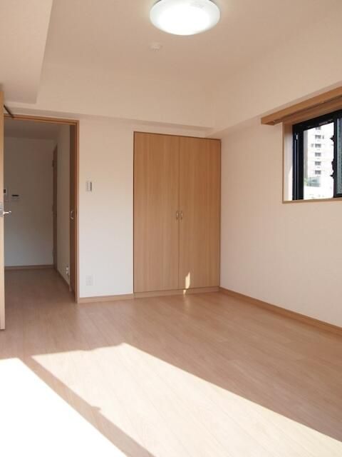 その他部屋・スペース　落ち着いた色調の寝室です