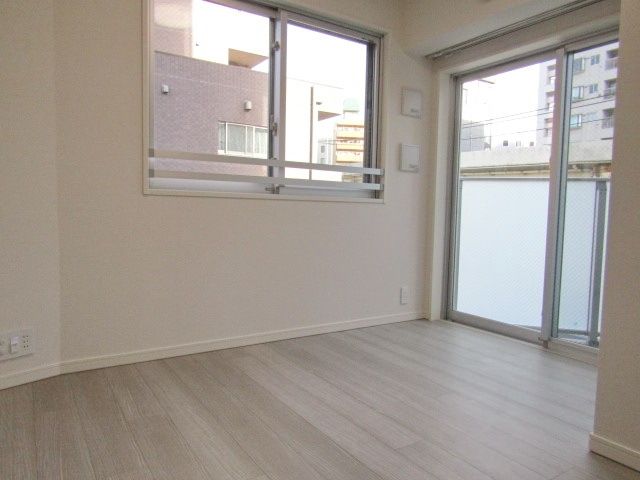 居室・リビング　★二面採光の洋室★