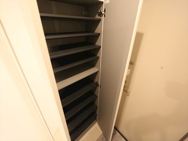 玄関　玄関　シューズボックス　姿見鏡付き（収納充実してます）