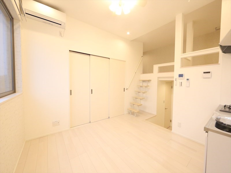 居室・リビング　ＬＤＫ8帖　洋室3.9帖　ロフト6.1帖　エアコン2台付き