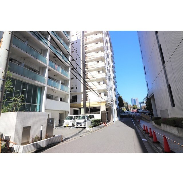 建物外観　現地前面道路・駐車場