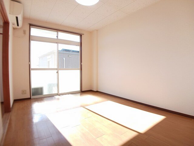 居室・リビング　こちらの居間で趣味の時間をお楽しみください