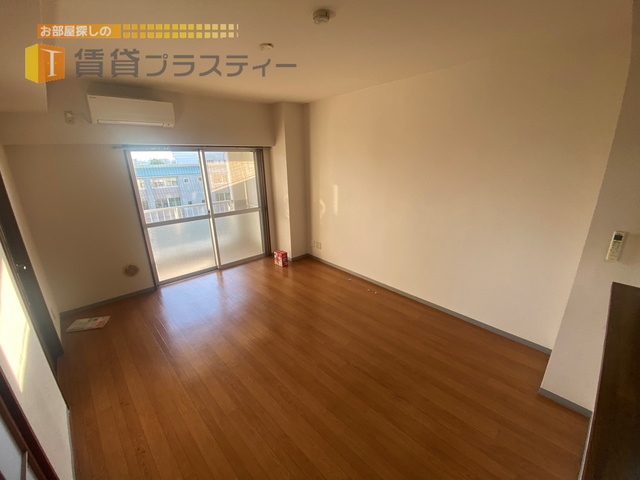 居室・リビング　日が差込む明るいリビングです。