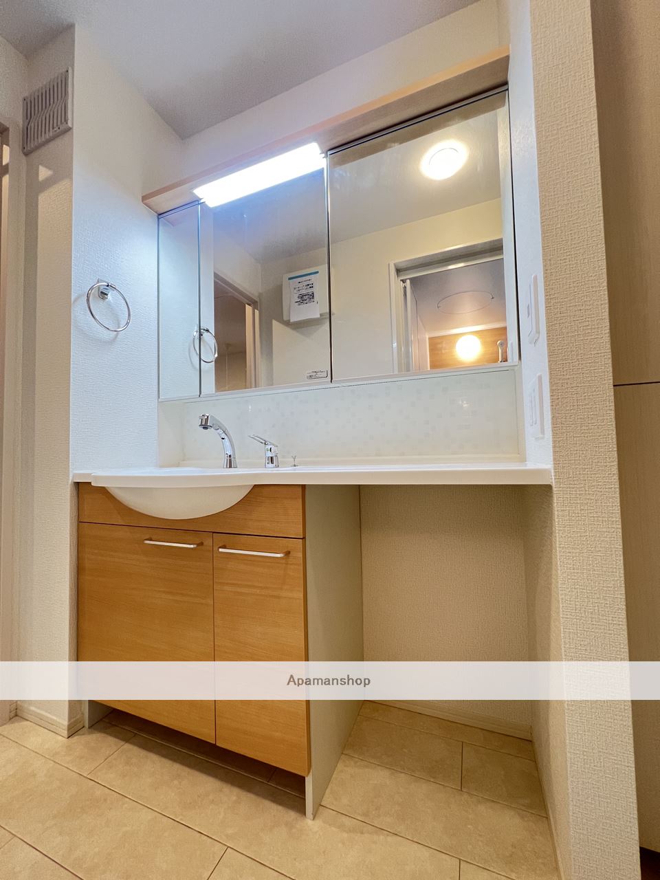 洗面設備　※同物件、別部屋の写真です。