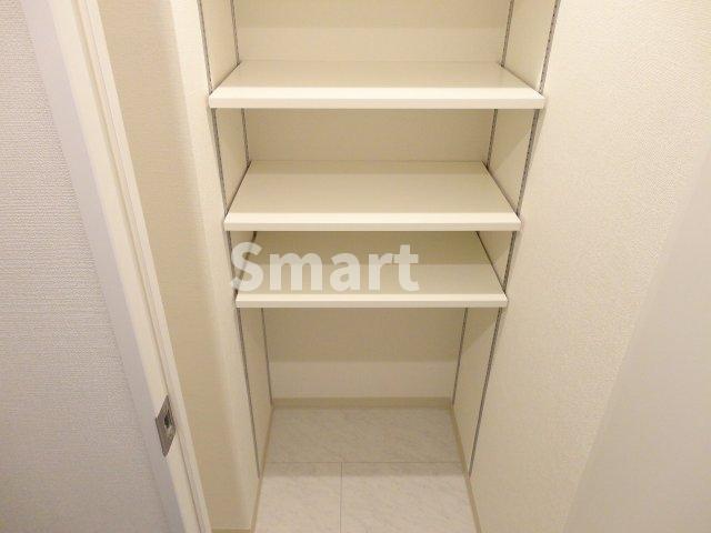 玄関　玄関前にも収納スペースもあります♪