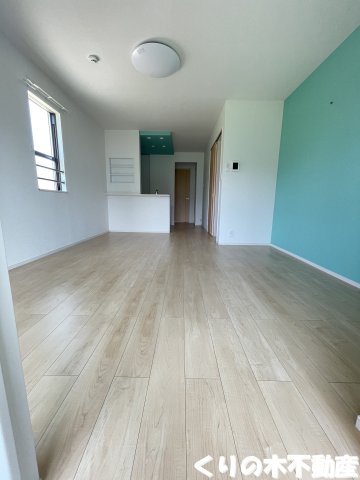 居室・リビング　同タイプのお部屋です（現況を優先します）※妻側窓はありません