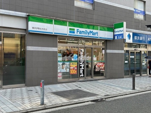 コンビニ　ファミリーマート 横浜伊勢佐木町店（コンビニ）まで118m