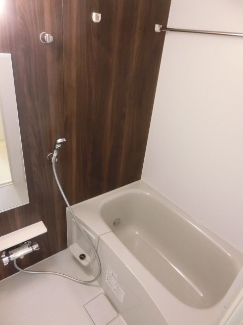 バス・シャワールーム　追い焚き付きのバスルームです