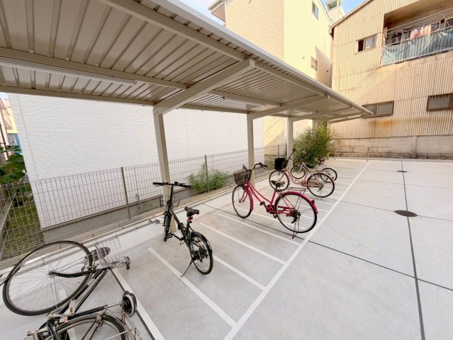 駐車場　敷地内には入居者専用の駐輪スペースもあります。