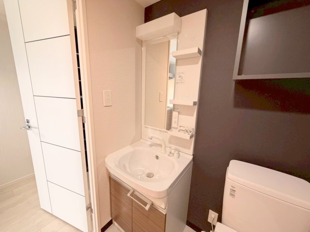 洗面設備　身支度が出来る独立洗面台です。