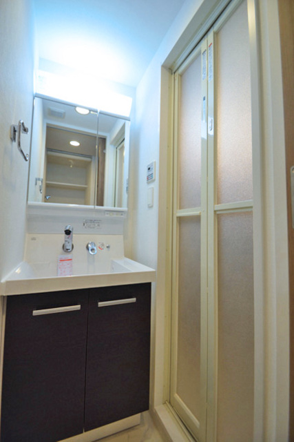 洗面設備　鏡裏収納付き