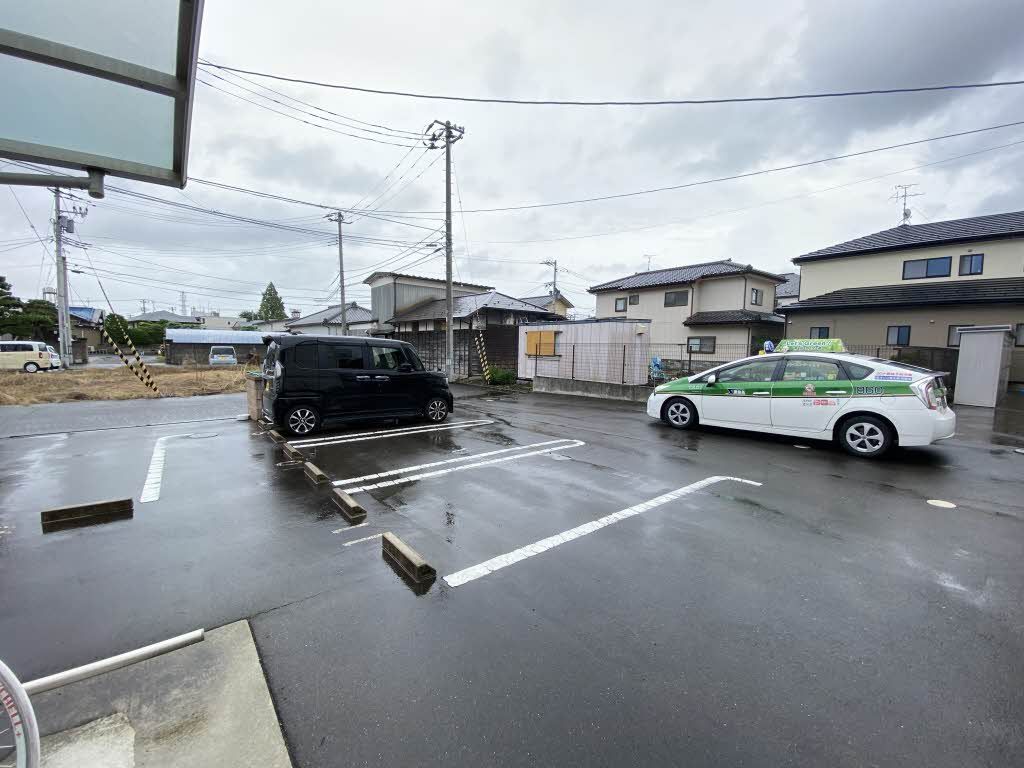 建物外観　駐車場