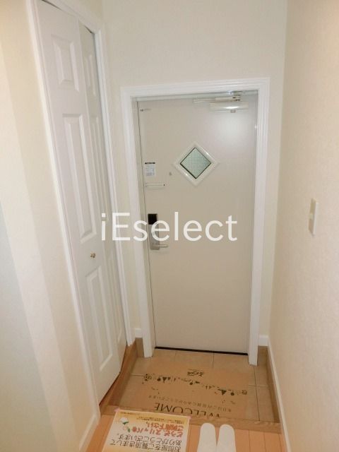 玄関　玄関には広々収納がありますよ。