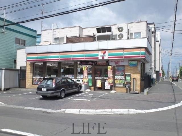 コンビニ　セブンイレブン札幌白石区役所前店（コンビニ）まで327m