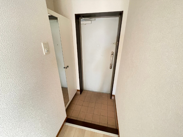 玄関　大きめの下駄箱付きの玄関です