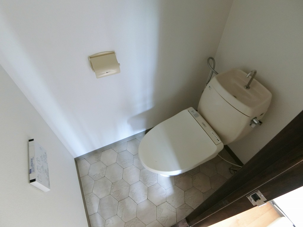トイレ　トイレ内コンセントあり。