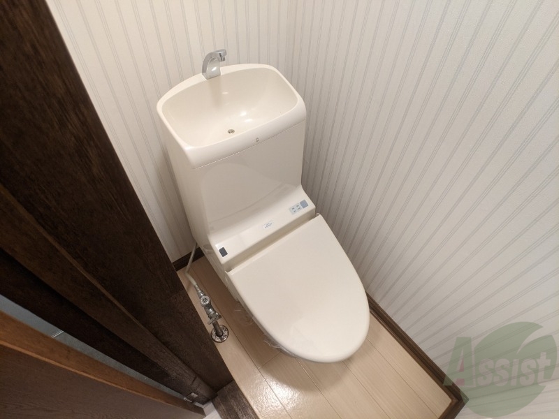トイレ　ウォシュレット機能がついたトイレです。安心して使用できますね