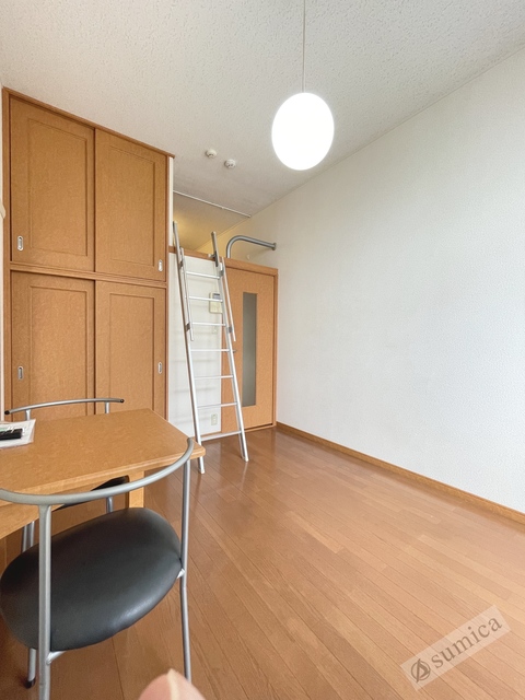 その他設備　ゆったり過ごせる居間、天井の高さが解放感を演出。