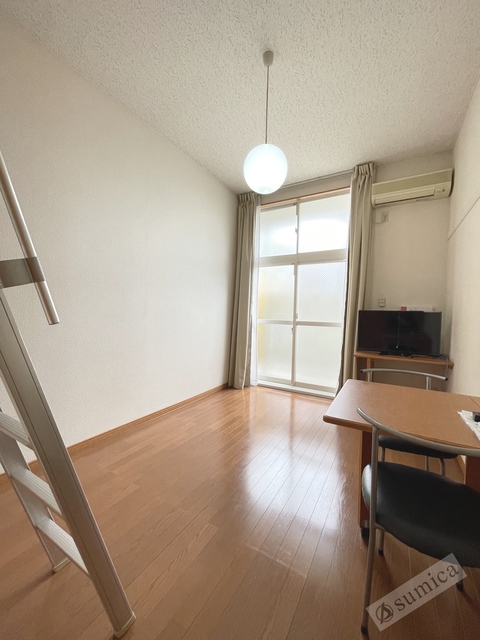 その他　内装は落ち着いています。おおきな窓で明るさを演出。