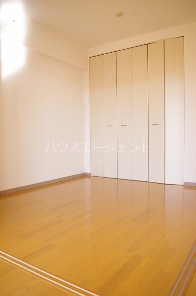 その他部屋・スペース　明るい洋室。収納もたっぷり※参考写真