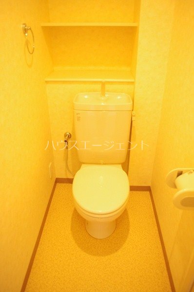 トイレ　上部には収納棚があります。※参考写真