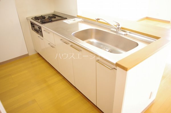 キッチン　システムカウンターキッチン。リビングの様子を見ながら炊事がで