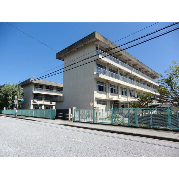 小学校　高知市立高須小学校（小学校）まで493m