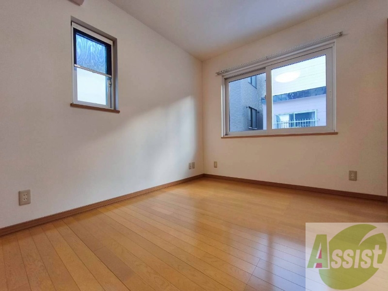 その他部屋・スペース　こちらのお部屋は光が差し込む、温かみのあるお部屋です。