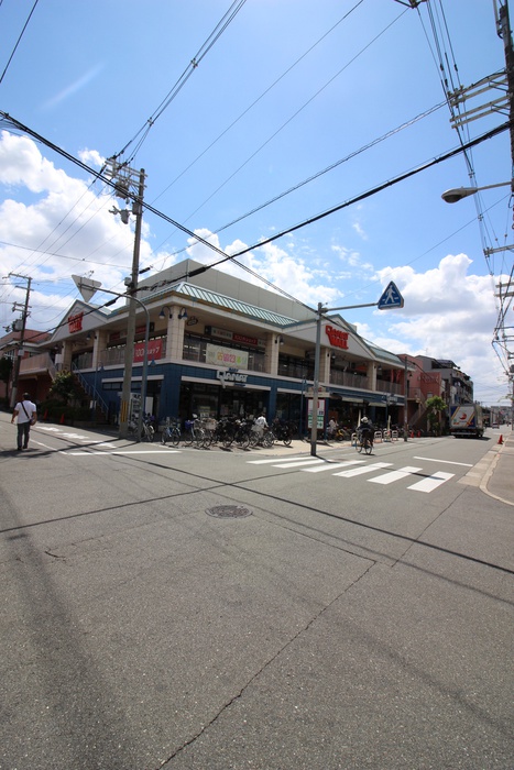 スーパー　イズミヤ（スーパー）まで800m