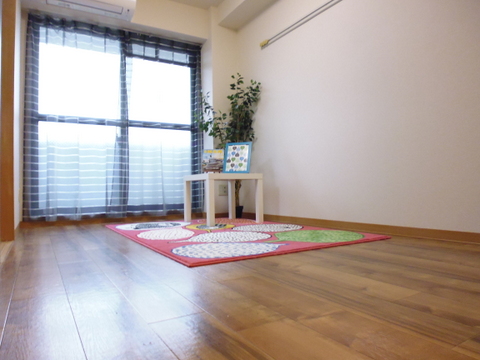 居室・リビング　南西向き洋室5帖☆バルコニーに繋がる角部屋です！エアコン付き