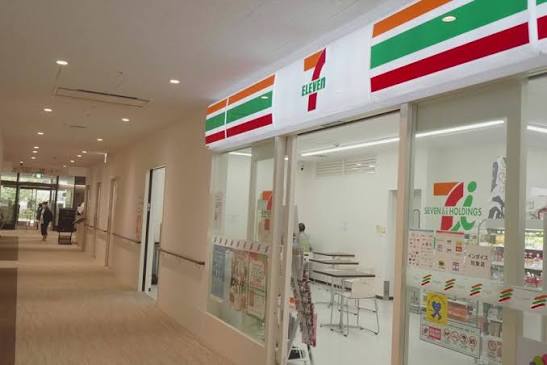 コンビニ　セブンイレブンAIM日本医科大学付属病院店（コンビニ）まで413m