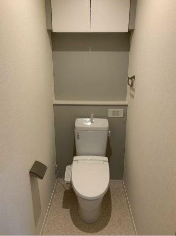 トイレ　落ち着いた色調のトイレです